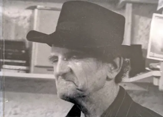 Un portrait en noir et blanc, au chapeau