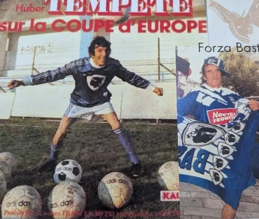 Le disque « sur la Coupe d’Europe » et un drapeau du Sporting