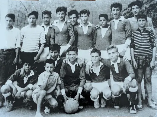 L’équipe de football du club de la Marine, entraînée par Hubert Tempête : il est tout en haut, on ne voit que sa tête. Le premier accroupi est un de ses frères, Georges Barbaggio