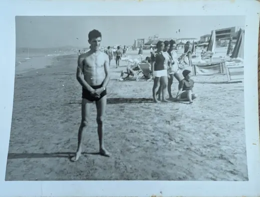 Hubert Tempête jeune, en maillot sur une plage