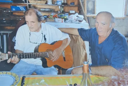 Hubert Tempête à la guitare, avec un ami