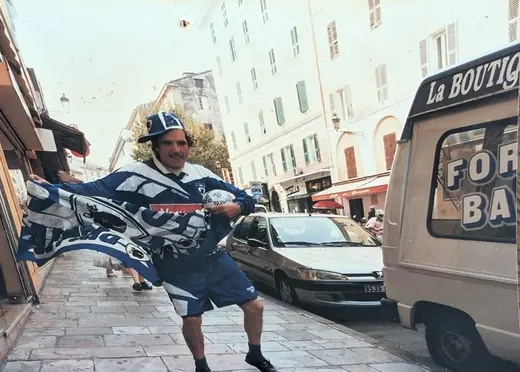 Hubert Tempête en supporter du Sporting, dans la rue