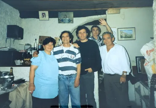Une photo de groupe à sa pizzeria : Hubert Tempête en marinière blanc et bleu