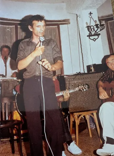 Au micro dans une salle voûtée