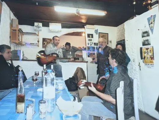 Sa pizzeria, salle animée : Hubert Tempête au fond
