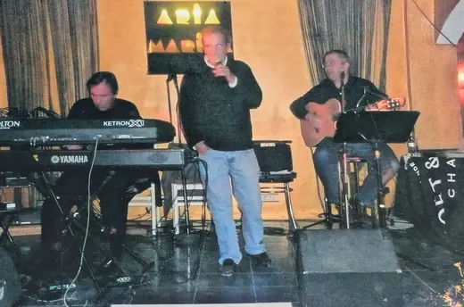 Sur scène, entre un clavier et un guitariste
