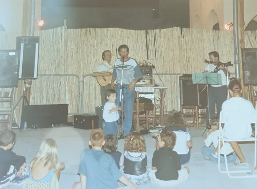 Un concert devant des enfants assis par terre
