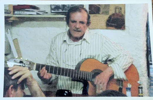 À la guitare, à sa pizzeria