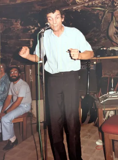 Au micro dans un cabaret