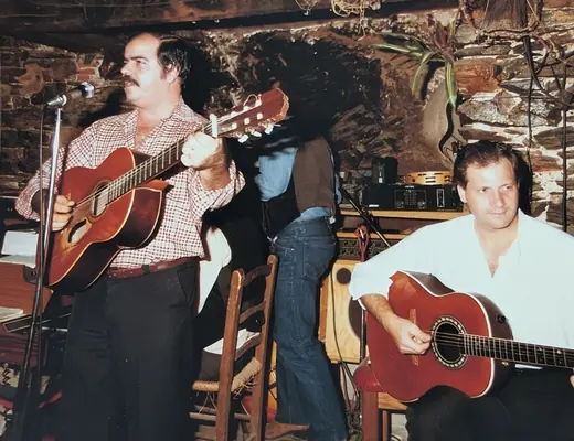 Deux guitaristes chantent sur scène