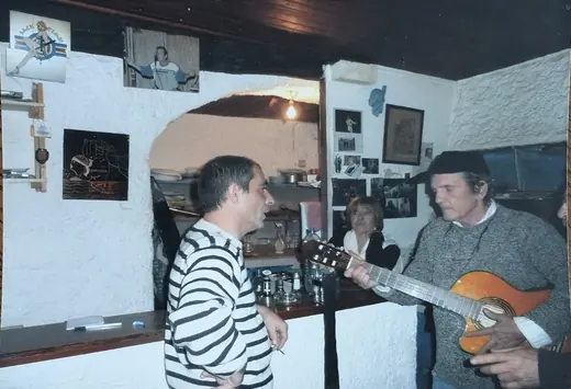 Hubert Tempête, guitare à la main, à sa pizzeria