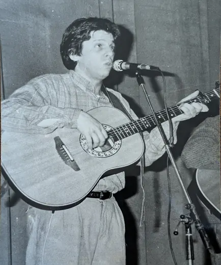Jean Barbaggio, dit Bagot, frère d’Hubert Tempête aujourd’hui disparu, l’un des compositeurs et artistes clés du groupe L’Albinu, à la guitare, au micro