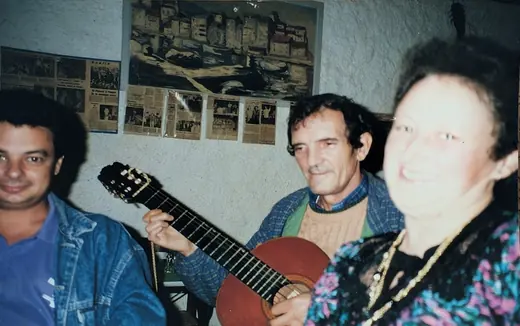 Hubert Tempête à la guitare, entre deux amis, à sa pizzeria
