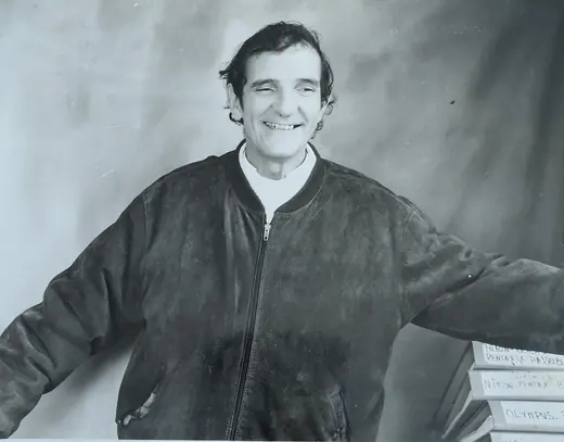 Un portrait souriant, les bras écartés