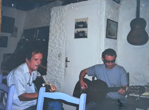 Hubert Tempête, à gauche, et un ami à la guitare