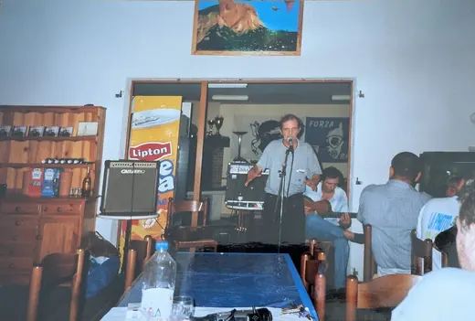 Au micro, dans une salle de restaurant