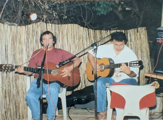 Deux guitaristes en plein air : Hubert Tempête à gauche