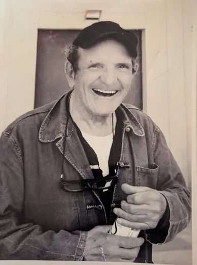 Un portrait souriant, en casquette