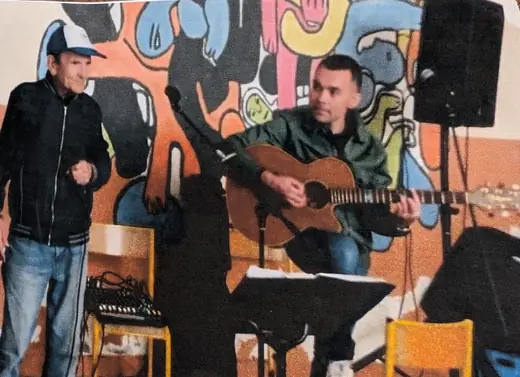 Chanson devant une fresque colorée