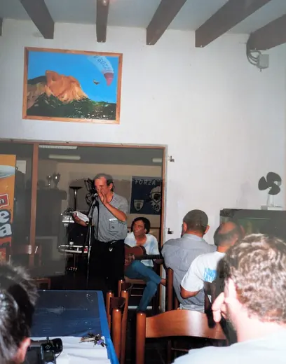 Au micro, dans une salle de restaurant