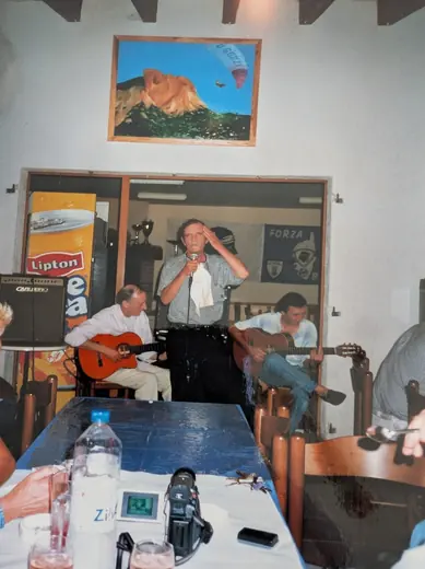 Guitares dans une salle de restaurant
