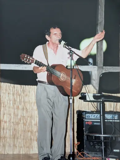 À la guitare, au micro