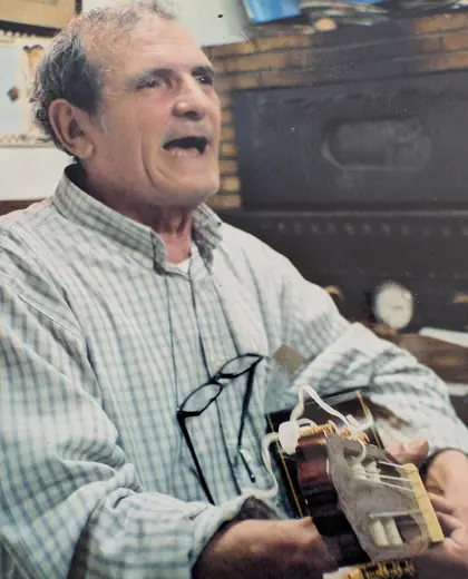Hubert Tempête chante, une guitare dans les bras