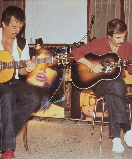 Deux guitaristes assis