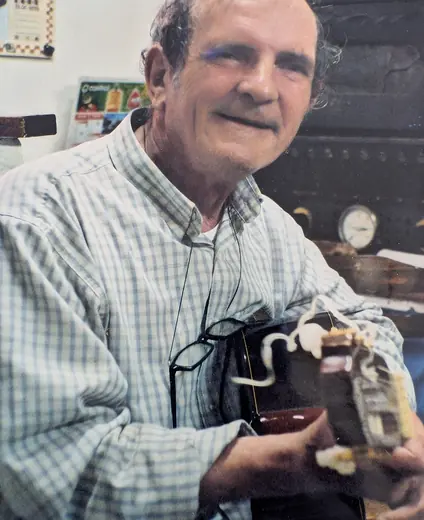 Avec une guitare, souriant