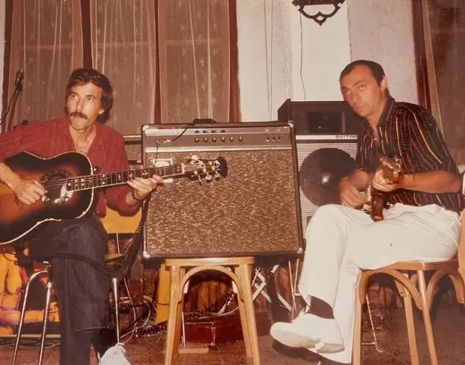 Deux guitaristes et un amplificateur