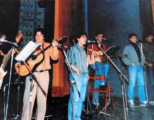 Une troupe de guitaristes sur scène