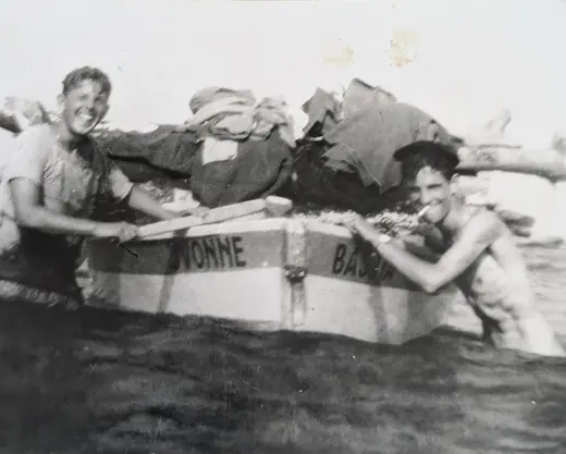 Dans une barque : Hubert Tempête à droite, avec un de ses cousins