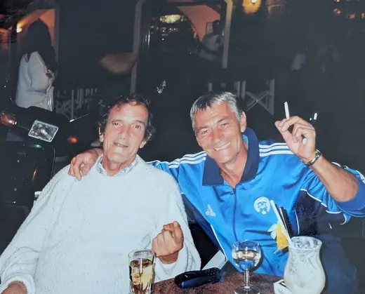 Deux amis à table : Hubert Tempête à gauche, en blanc