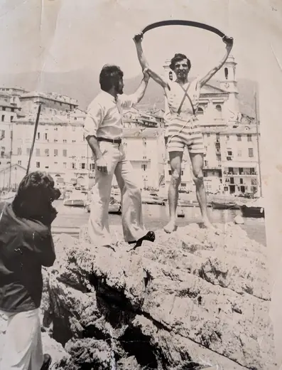 Sur les rochers : Hubert Tempête, une barre de fer à la main, à l’époque d’« Où vas-tu Bastia ? »