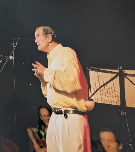 Sur scène, en chemise jaune