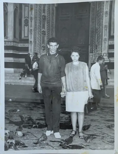Hubert Tempête et sa femme Annie, dans une église