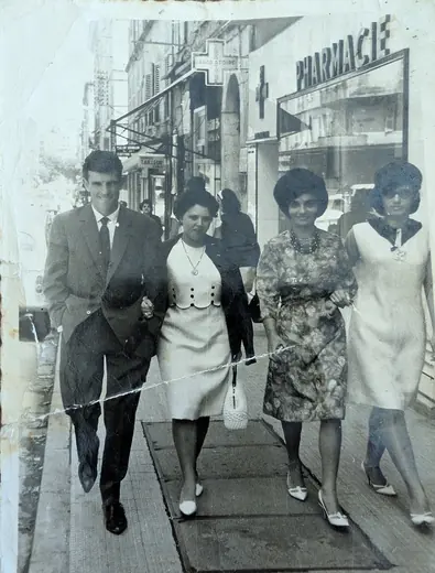 Quatre promeneurs devant une pharmacie