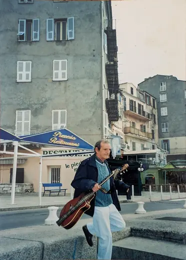 Guitare à la main, dans la rue
