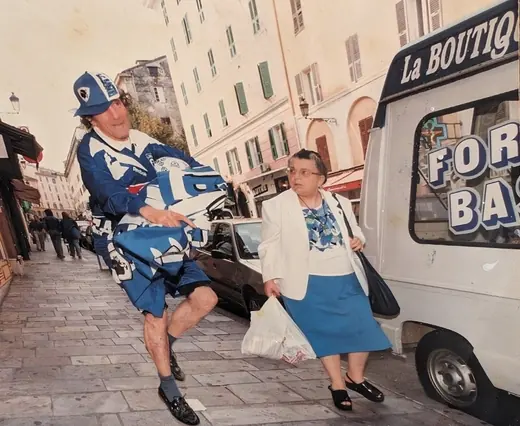 Hubert Tempête en supporter du Sporting, dans la rue