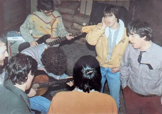 Une bande de jeunes à la guitare