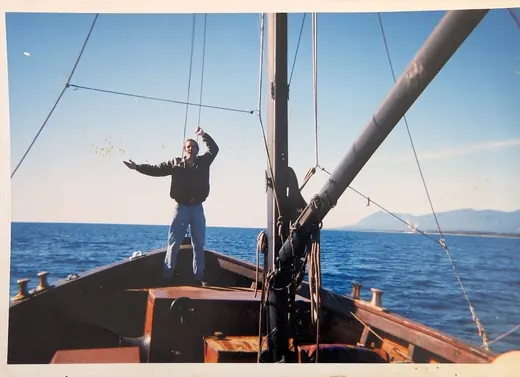 À la proue d’un bateau