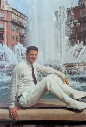 Joseph Barbaggio devant une fontaine