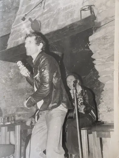 Un chanteur au micro
