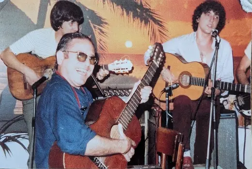Deux guitaristes devant un décor de coucher de soleil