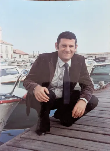 Joseph Barbaggio, le grand frère d’Hubert Tempête, sur un quai