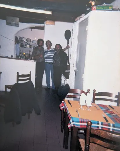 Dans la salle de sa pizzeria