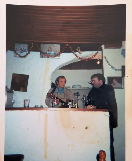 Hubert Tempête à la guitare au comptoir, avec un ami