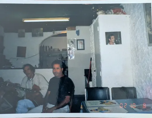 Dans la salle de sa pizzeria