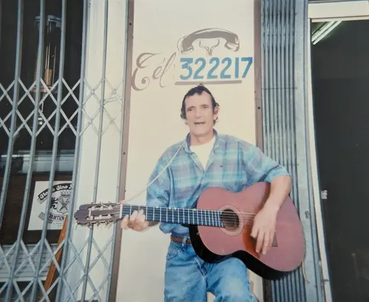 Guitare devant une vitrine