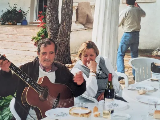 Guitare au restaurant, en plein air